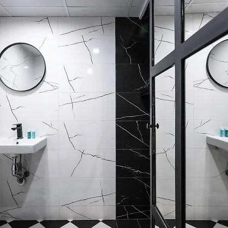 Art-inspired Flat With Private Garage Lägenhet Sofia