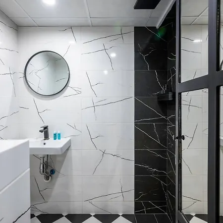 Art-inspired Flat With Private Garage ソフィア