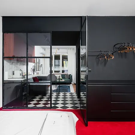 Art-inspired Flat With Private Garage Lägenhet