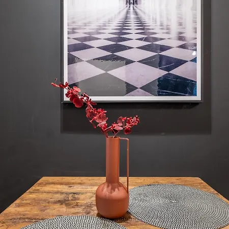 Art-inspired Flat With Private Garage Daire Sofya