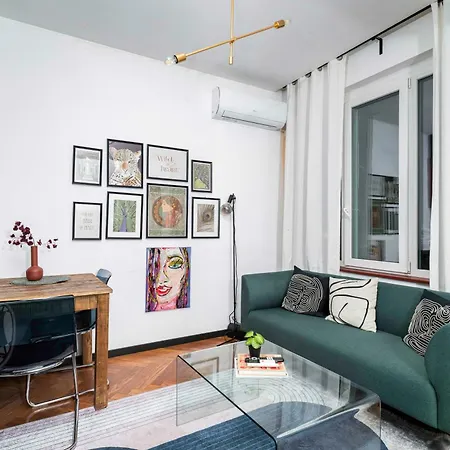 Art-inspired Flat With Private Garage *