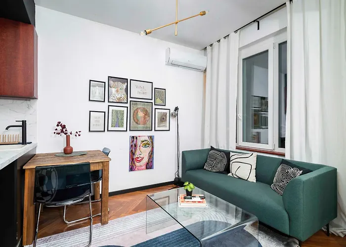 Art-inspired Flat With Private Garage *