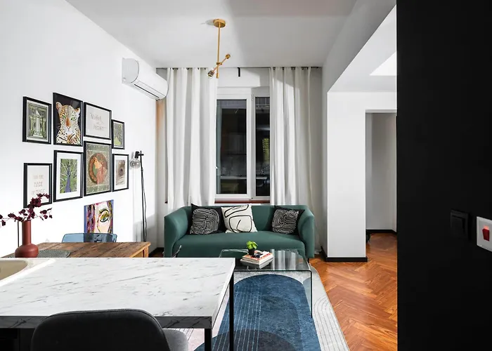 Art-inspired Flat With Private Garage